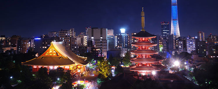 Vista noturna do Templo Senso-ji em Asakusa, Tóquio. À direita vemos a Tokyo Skytree