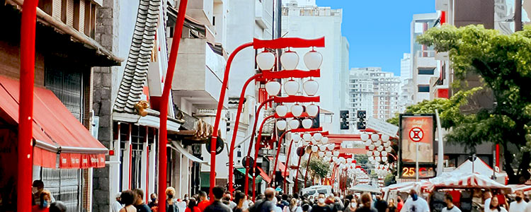 Praça da Liberdade, rua Galvão Bueno e lanternas Suzuranto